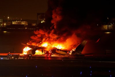 Tokijo oro uoste užsidegė keleivinis lėktuvas