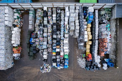 Išrūšiuotos plastiko atliekos, paruoštos gabenti ir perdirbti