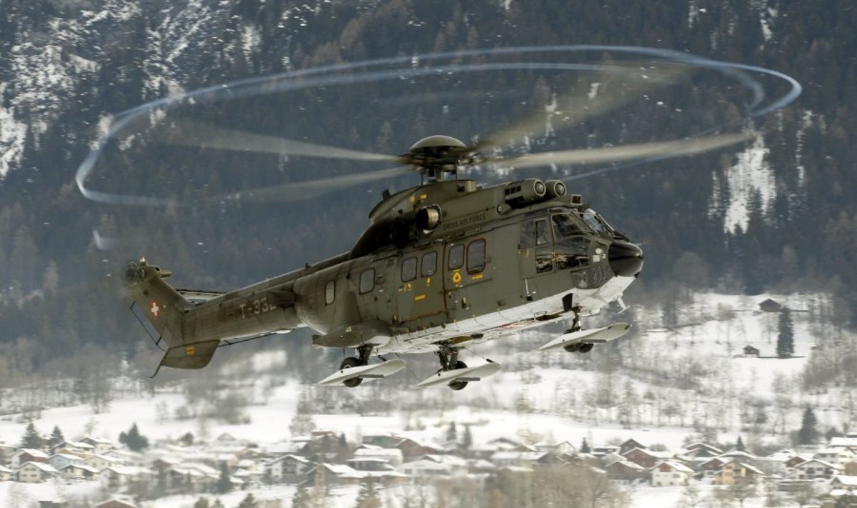 Besirengdami Davoso forumui Šveicarijos kariai kovoja su sniegu