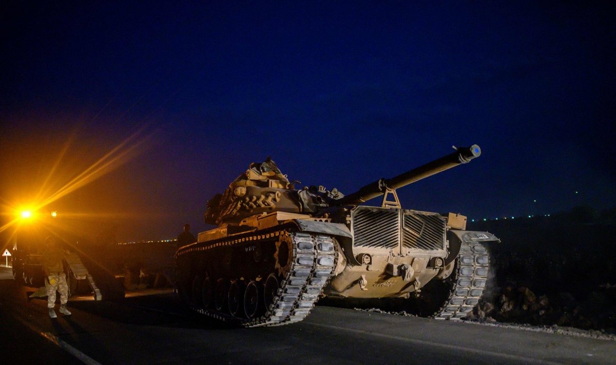 Turkų tankas prie sienos su Sirija