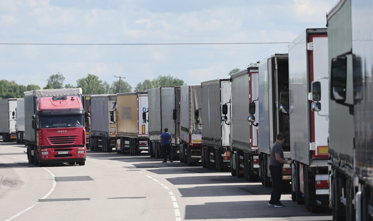 Rusijos-Lietuvos pasienyje, Kaliningardo zonoje, prie muitinės posto įstrigusių vilkikų eilė. 2022, birželio 22 d. 