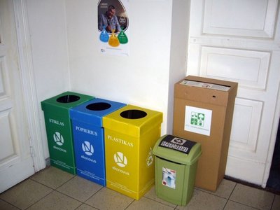 KTU vykdomo projekto „Žaliasis universitetas“ vienas iš rezultatų – atliekų rūšiavimo konteineriai