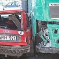 Vilniaus pakraštyje vilkikas sudaužė apie 20 automobilių