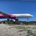 Nustebinti net patyrę stebėtojai: „Wizz Air“ lėktuvas – vos keli metrai virš turistų galvų