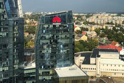 Kinijos technologijų gigantė „Huawei“ turi padalinį Vilniuje, kuriame gegužę mokėta didžiausia vidutinė alga 