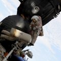 Rusai ryžosi sudėtingai operacijai – paėmė mėginių aplink mįslingą skylutę erdvėlaivyje „Sojuz“