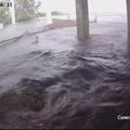 Stebėjimo kamera užfiksavo, kaip siaučiant uraganui Ida drastiškai pakilo vandens lygis