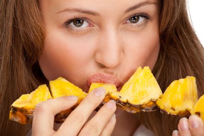 Moteris valgo ananasą