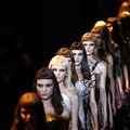 „Versace“ ant Milano podiumo pristatė Viduramžių įkvėptą kolekciją