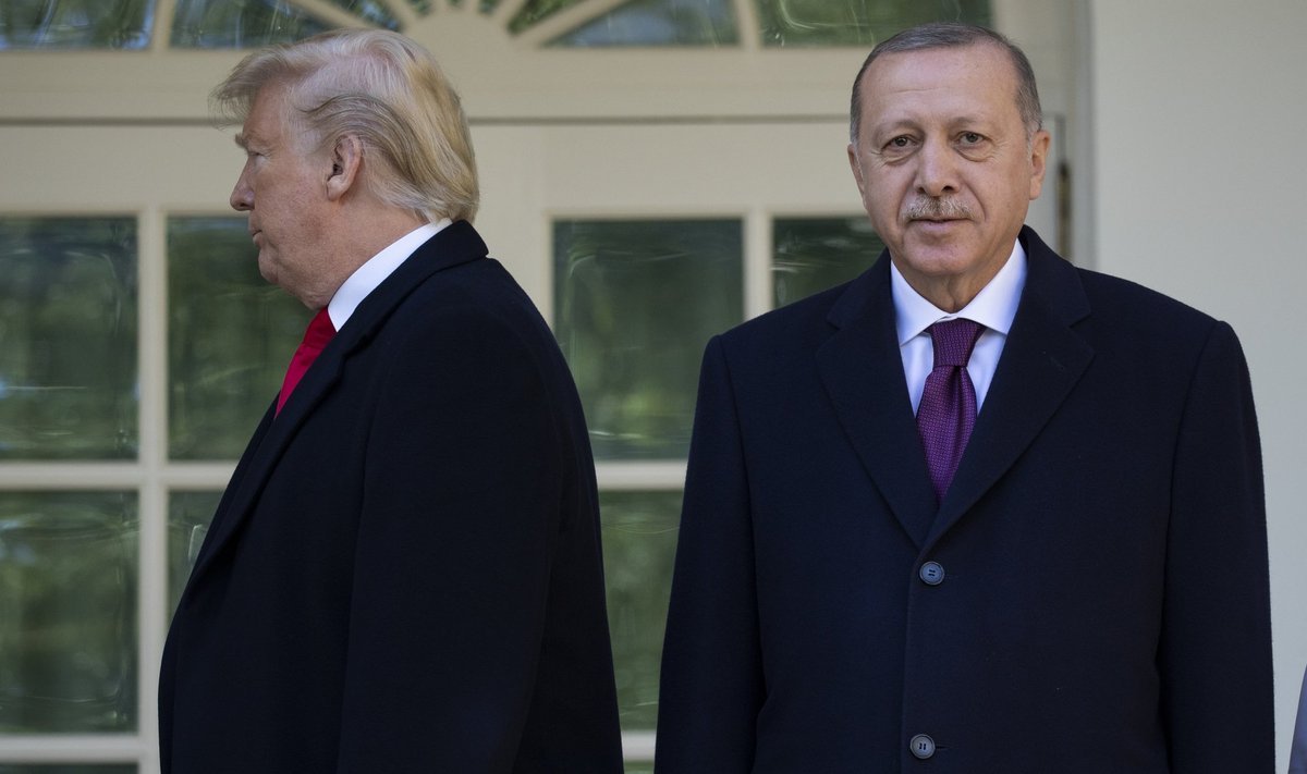 Trumpas Baltuosiuose rūmuose priima R. T. Erdoganą