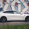 Pademonstravo elektromobilio privalumą: neįtikėtinas „Tesla“ pagreitis išgelbėjo nuo avarijos