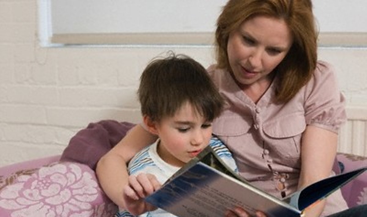 Mama su sūnumi skaito knygą