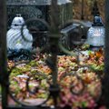 В Литве люди несут цветы и свечи на кладбища