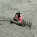 Kinijoje ugniagesiai išgelbėjo purve įklimpusią mergaitę