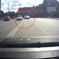 BMW vairuotojas miesto gatvę pavertė lenktynių trasa: šoko prieš kitą mašiną per dvigubą ištisinę