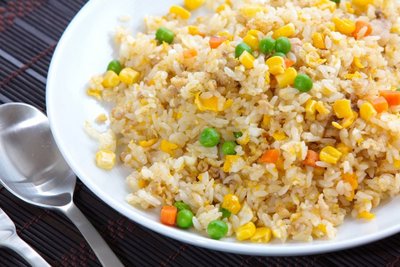 Kepti ryžiai su kiaušiniu ir daržovėmis
