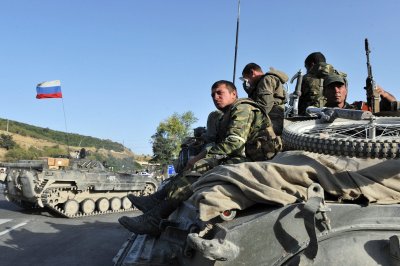Rusų kariai Gruzijoje su grobiu