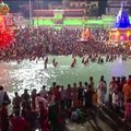 Indijos vyriausybė nesiryžo drausti religinės šventės dalyvių maudynių šventoje upėje