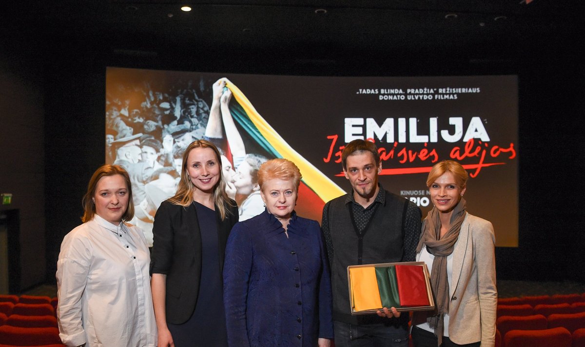 Dalia Grybauskaitė su filmo "Emilija iš Laisvės alėjos" komanda