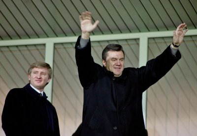 Viktoras Janukovyčius ir Rinatas Achmedovas (kairėje)