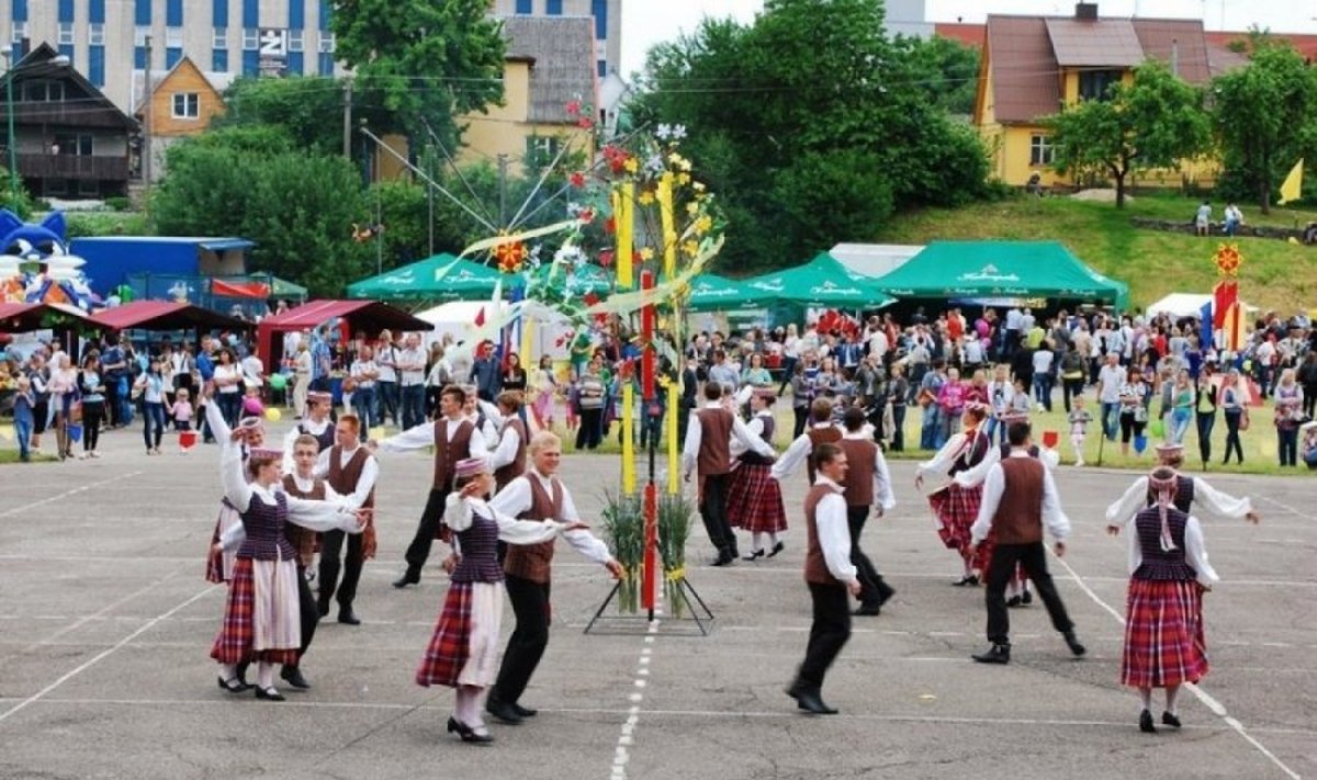 Plungės miesto šventės metu: Žemaitijos regiono dainų šventė ir XIII-asis respublikinis pučiamųjų instrumentų orkestrų festivalis
