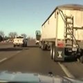 Nufilmuota: Nebraskoje policininkas įšoka į važiuojantį sunkvežimį
