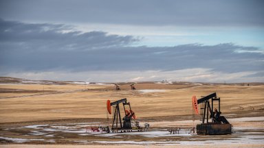 „Biržos laikmatis“: naftos kainos toliau krenta