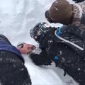 Slidininkai plikomis rankomis atkasė sniego užverstą žmogų