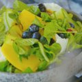 Sveikas, gardusis pavasari! Mocarelos, mango ir šilauogių salotos