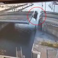Po nepavykusio šuolio per tiltą automobilis nėrė į vandenį