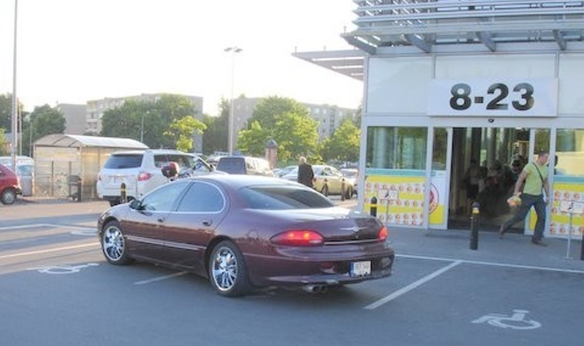 Chrysler prie „Iki“, Žirmūnuose, Vilniuje