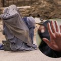 Tai, ką moterys Afganistane patiria kasdien, primena išsigimusią fantaziją: jokių prošvaisčių neturinti realybė ir naujausi draudimai