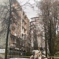 Neatlaikę stipraus vėjo Vilniuje nuvirto renovuojamo daugiabučio pastoliai: išdaužyti kai kurių butų langai
