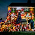 Dar tik lapkritis, o namus jau papuošė tūkstančiais kalėdinių lempučių: tikslas priverčia susigraudinti