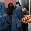 Talibanas pagrasino nušauti burkų nedėvinčias NVO darbuotojas