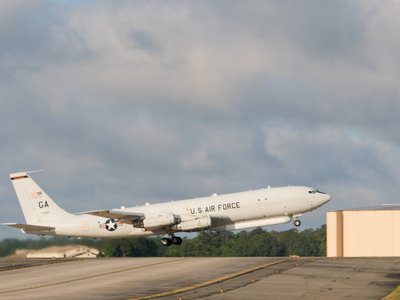 NATO žvalgybinis lėktuvas Boeing E-8C Joint STAR lėktuvas ratus suko Lietuvoje ir Lenkijoje palei Baltarusijos sieną. US AF nuotr.