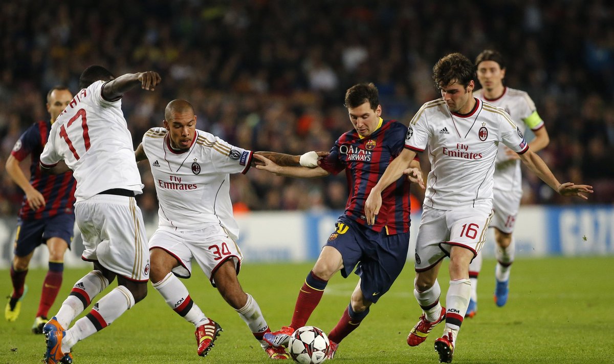 Lionelis Messi tarp kelių varžovų