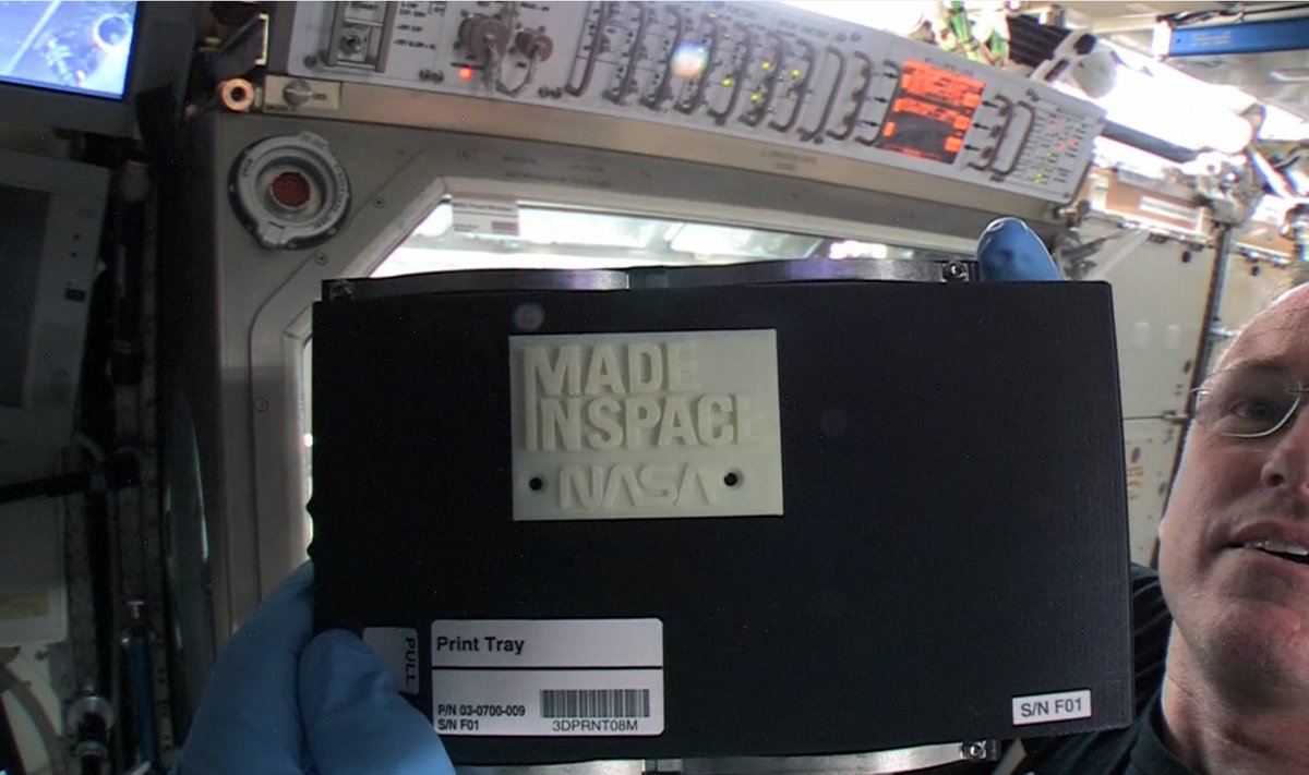 TKS įgulos vado Butcho Willmore'o rankose - pirmas kosmose atspausdintas trimatis produktas