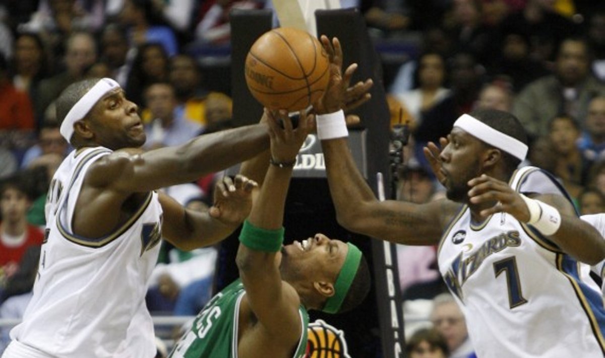 Paulas Pierce'as ("Celtics", viduryje ) kovoja su  Brendanu Haywoodu (kairėje) ir Andray Blatche ("Wizards") 
