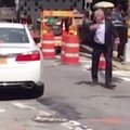 Neįtikėtinas vaizdelis: viduryje gatvės H. Fordas iššoko iš automobilio ir ėmė reguliuoti eismą savo vairuotojui