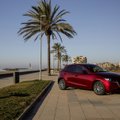 „Mazda“ atnaujino mažiausią savo modelį: nuo naujų spalvų iki hibridinio variklio