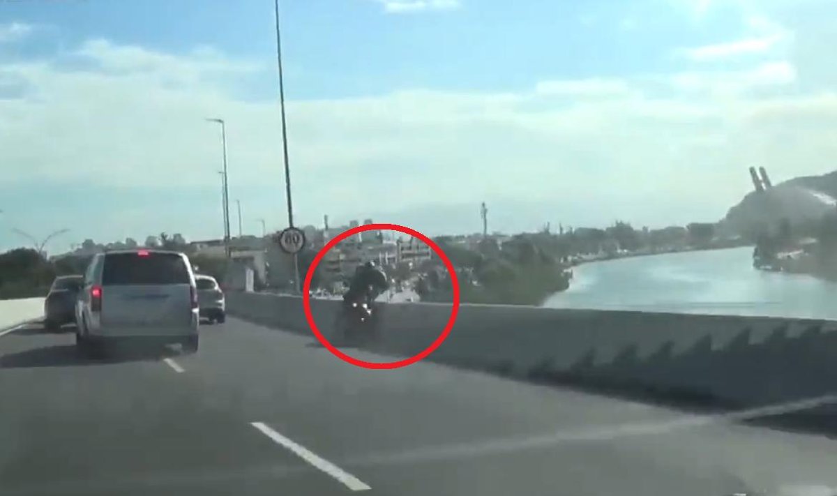 Motocyklista spadł z wiaduktu 