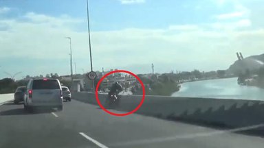 Motocyklista spadł z wiaduktu