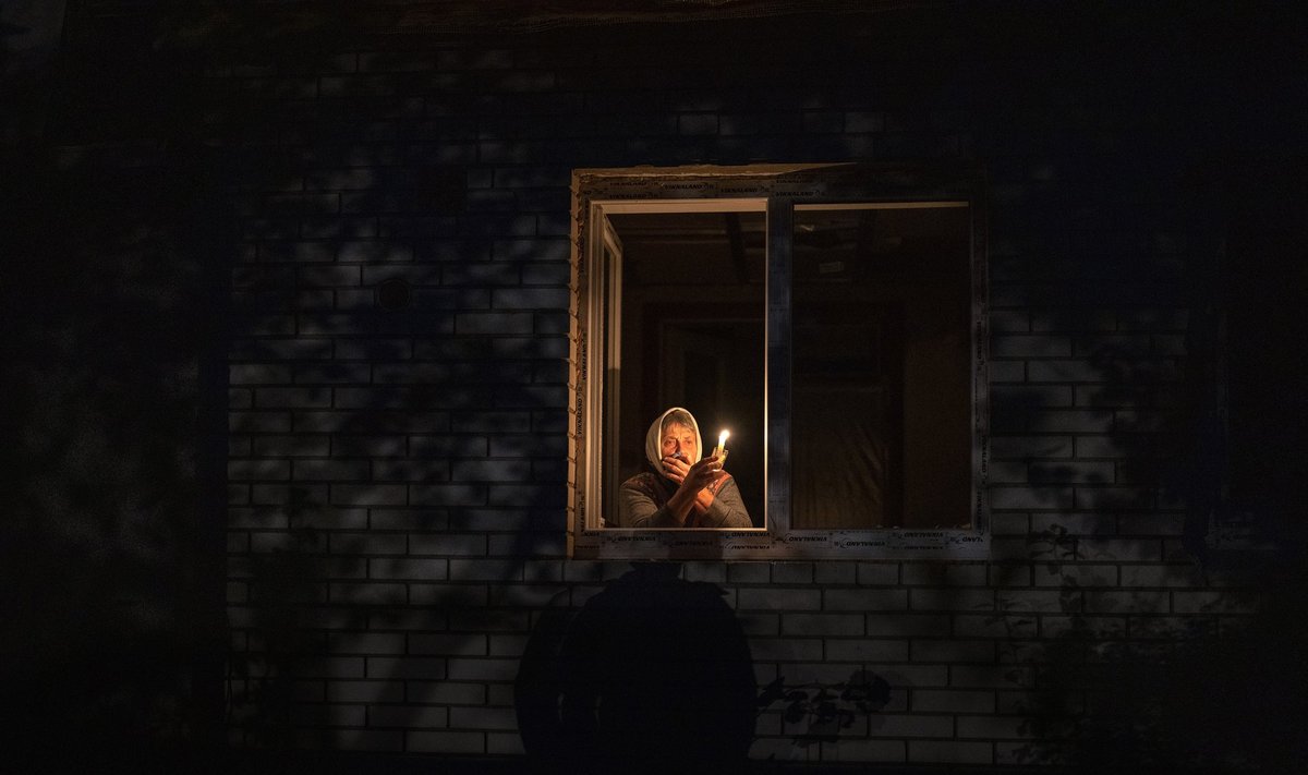 70 metų Katerina savo namuose Borodiankoje, netoli Kyjivo, stebi, kaip dingo elektra