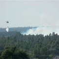 Malšinti ugnį durpyne ugniagesiams padeda karinis sraigtasparnis