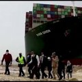 Patraukti Sueco kanalą užblokavusį laivą gali prireikti kelių savaičių