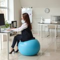 Mokslų daktarė pasisakė apie vis labiau populiarėjantį būdą dirbti sėdint ant gimnastikos kamuolių – nepersistenkite