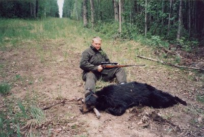 Andrius Šedžius šalia pirmos nušautos  meškos