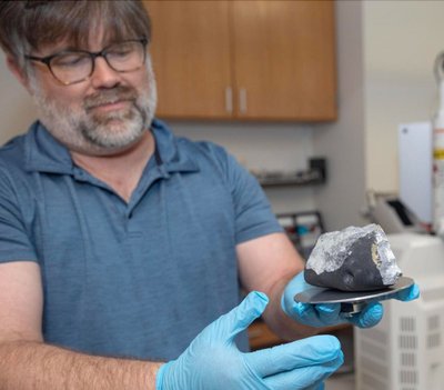 TCNJ fizikos profesorius N. Magee patvirtino, kad į namus nukritęs objektas yra meteoritas. TCNJ nuotr.