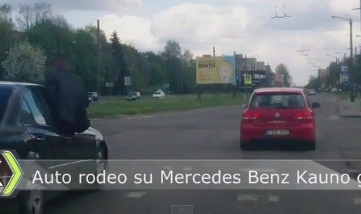 Linksmybės Kauno gatvėse: „Mercedes Benz“ keleivis prigaudė vėją 